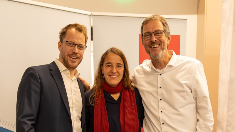 Heike Heubach mit Fabian Wamser (li) und Peter Hörmann (re)